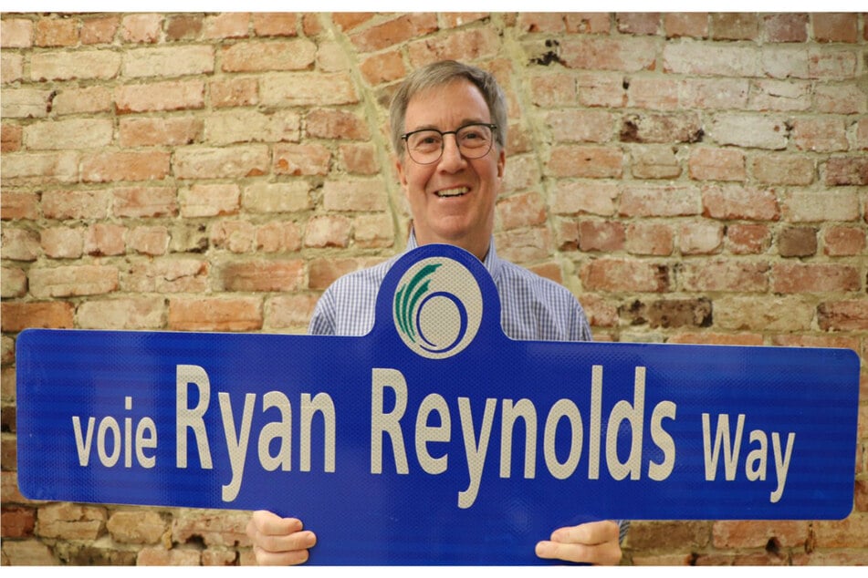 Ottawa Mayor Jim Watson showed off the new street sign on Twitter.