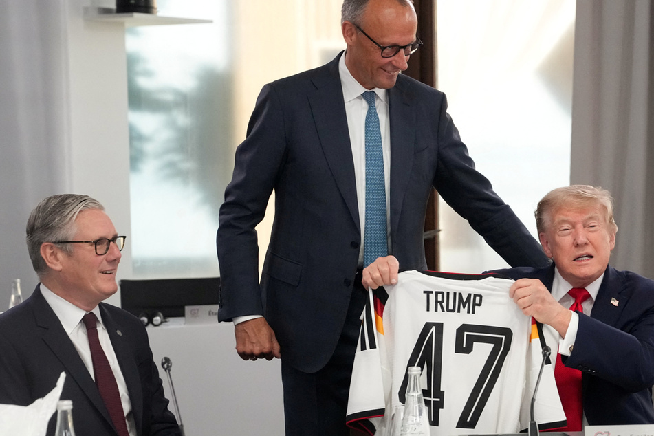 German Chancellor Merz (c.) told Trump that he and the US president are "on the same team" after a public spat last month.