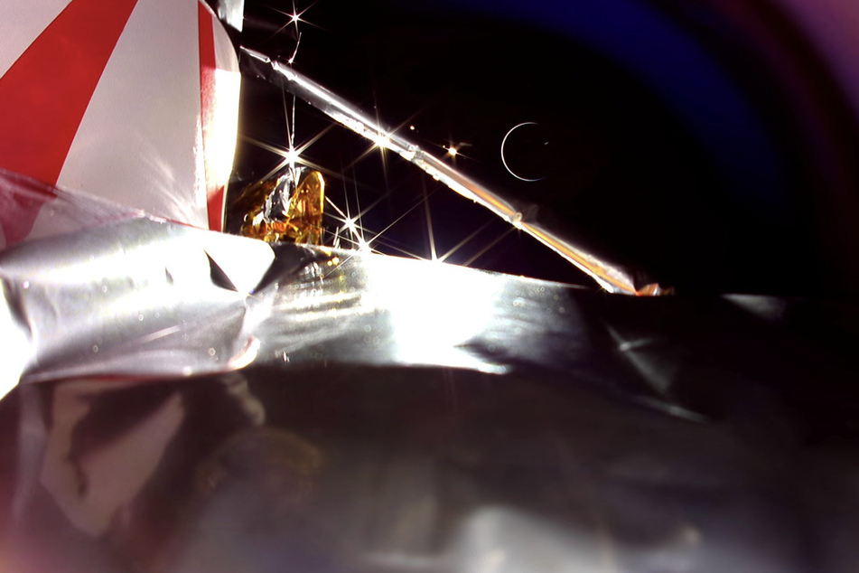 Crippled spaceship set for fiery reentry into Earth's atmosphere