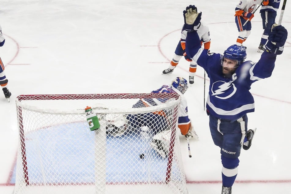 NHL Playoffs: The Lightning blitz the Islanders in a devastating Game 5 rout