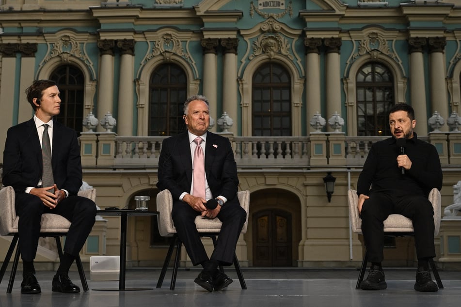 Ukraine's President Volodymyr Zelensky (r.), US Special Envoy Steve Witkoff (c.), and President Donald Trump's son-in-law Jared Kushner (l.) attend a joint press conference following their talks in Kyiv on September 6, 2026.