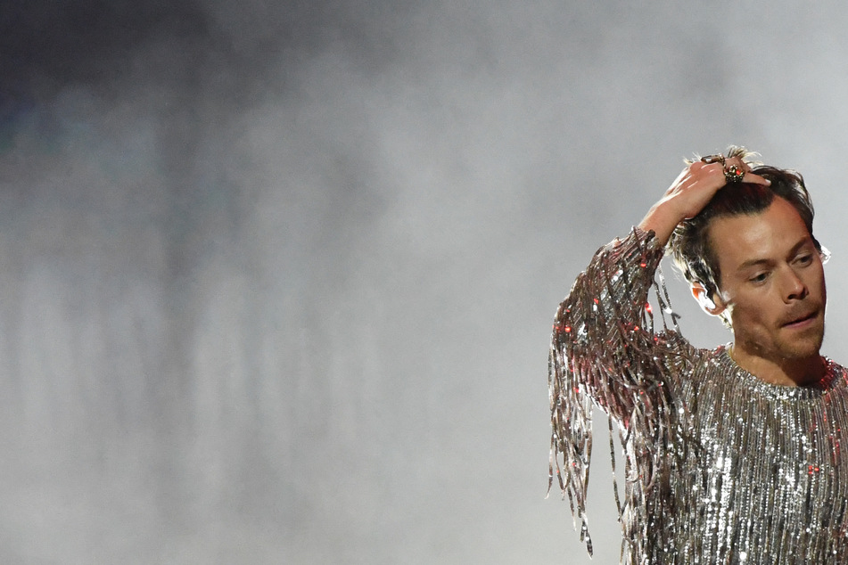 Harry Styles hit in face with object during Vienna show