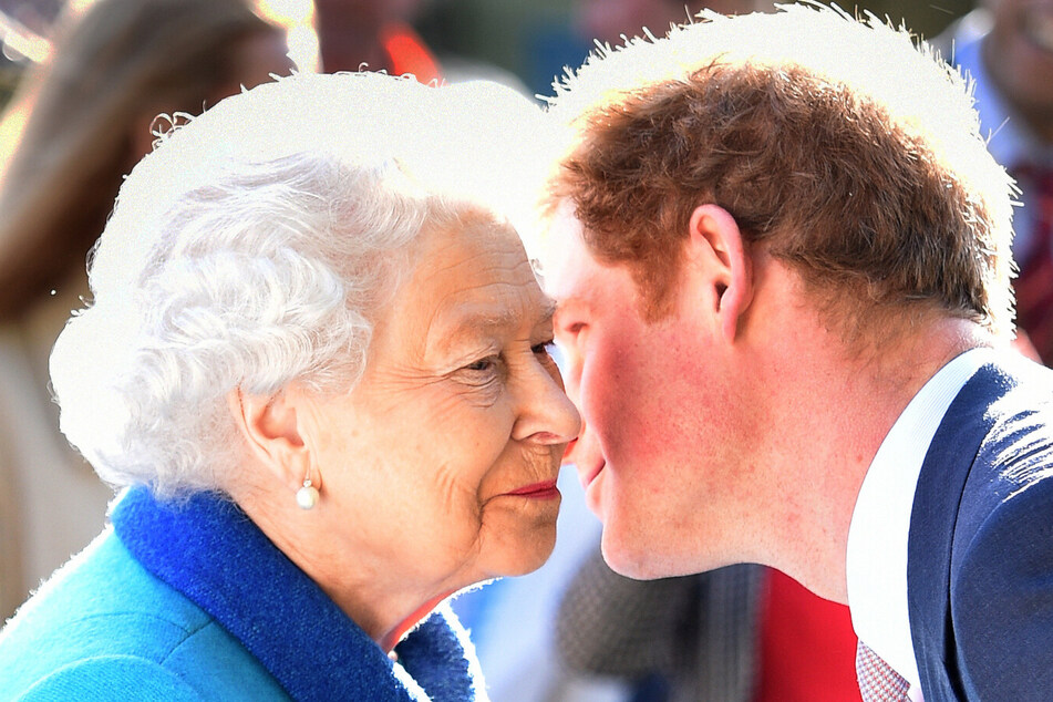 Prince Harry (r.) and Queen Elizabeth had a close relationship until "Megxit" (archive photo).