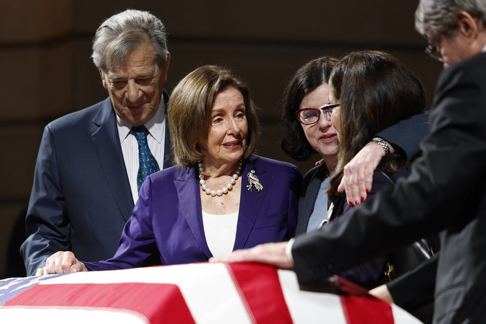 DePape maintains he never targeted Nancy Pelosi (c.) over her status as a federal official.