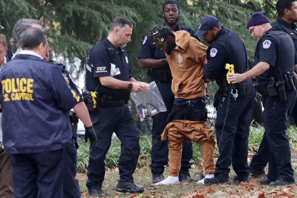 Capitol Police arrest man carrying semiautomatic weapon near Senate building