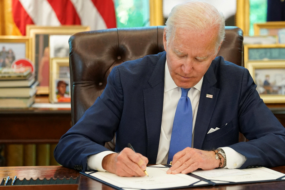 Ukraine war: Biden signs new aid bill as Pentagon warns of forced relocations