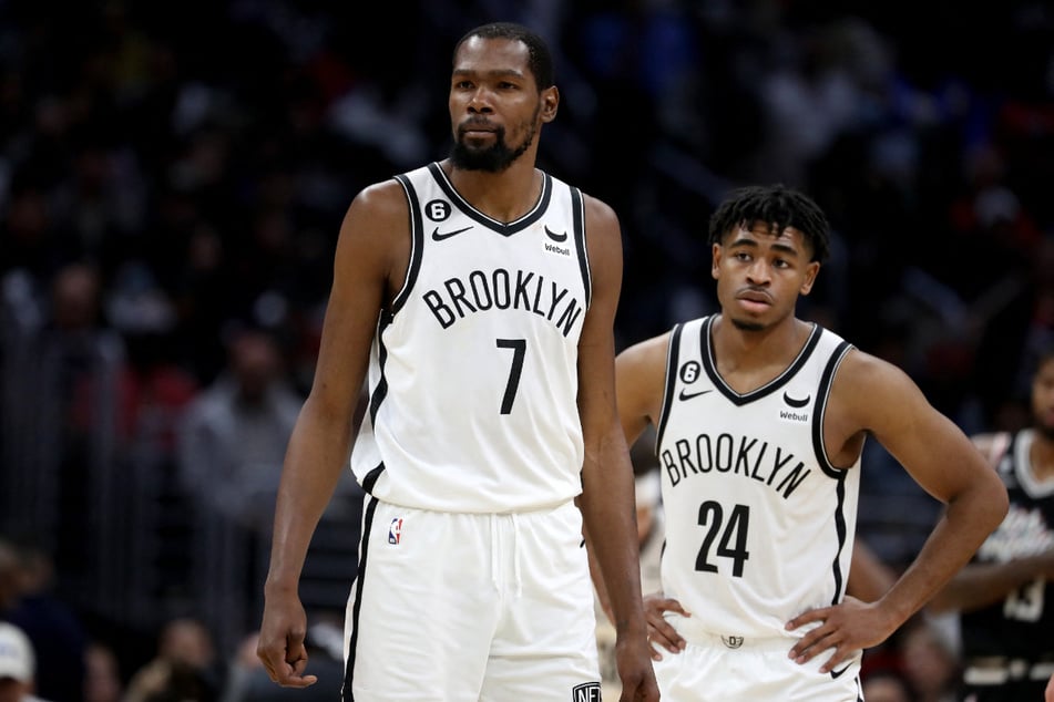 Brooklyn Nets forward Kevin Durant (l.) and guard Cam Thomas during the second half against the Los Angeles Clippers at Crypto.com Arena on Saturday.