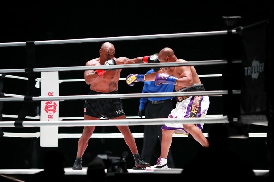 Mike Tyson (l.) in his comeback fight against Roy Jones Jr.