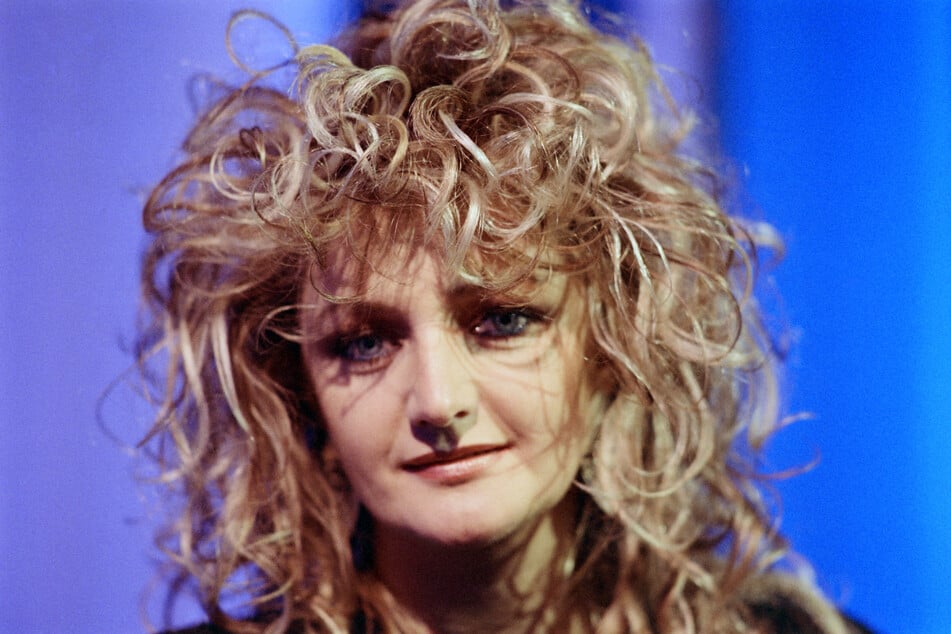 Bonnie Tyler is pictured on March 2, 1988, in the Buttes Chaumont in Paris during a French radio TF1 program.