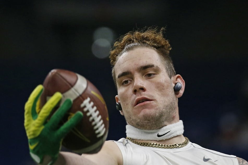 Spencer Webb of the Oregon Ducks warming up before a game against the Oklahoma Sooners.