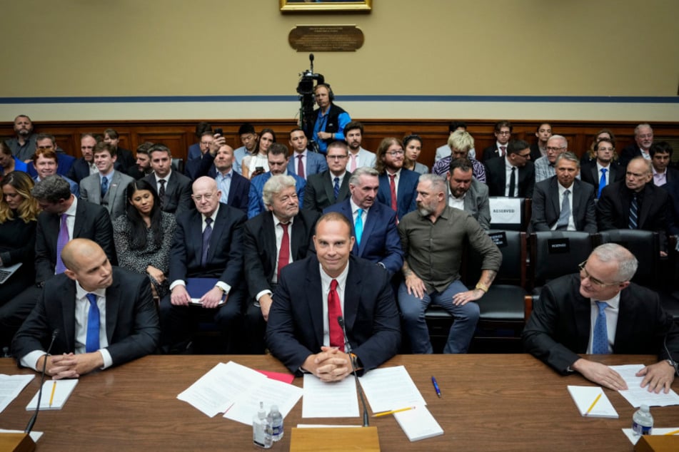 In a monumental hearing on Wednesday, three witnesses, including former US intelligence official David Grusch (c.), testified on recent UFO sightings.