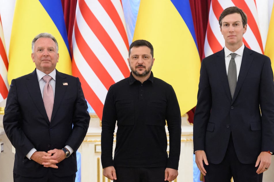 During a visit to Ukraine, Kushner and Steve Witkoff (l) met with Volodymyr Zelensky (c). The US envoys reported making progress during the talks, opening the possibility for trilateral discussions.