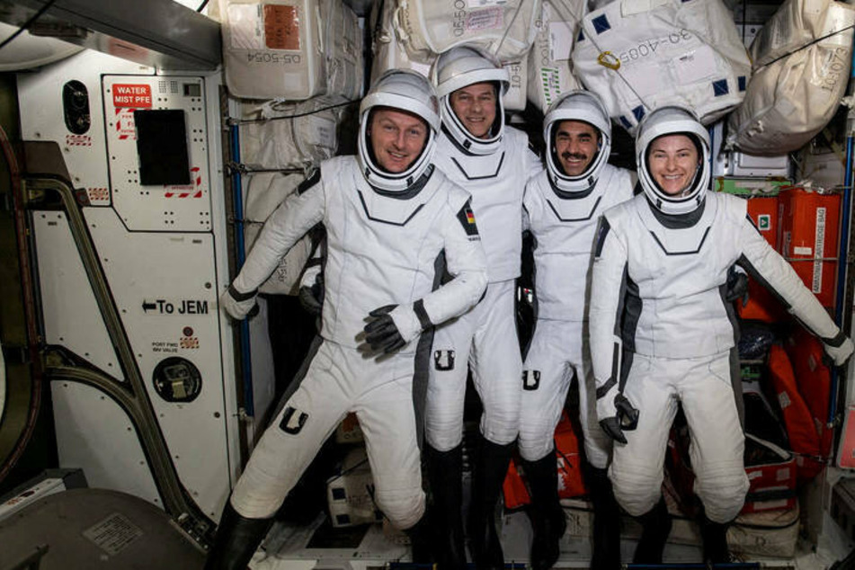 SpaceX capsule brings astronauts back down to Earth after long mission