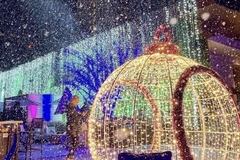 Edge Rooftop Lounge has transformed into a winter wonderland with fresh faux snowfall every hour on the hour.