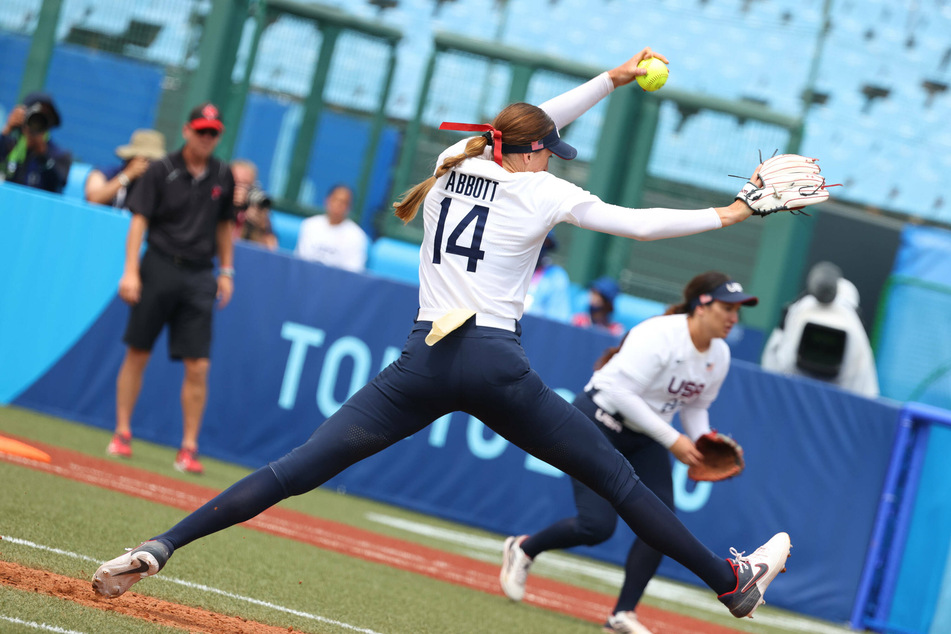 Monica Abbott only allowed one hit as Team USA beat Canada 1-0 on Thursday
