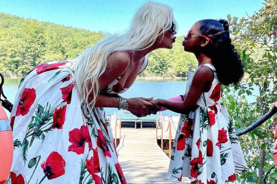 Khloé Kardashian shared sweet pics form her time away with her daughter True Thompson, where the two matched in floral dresses.