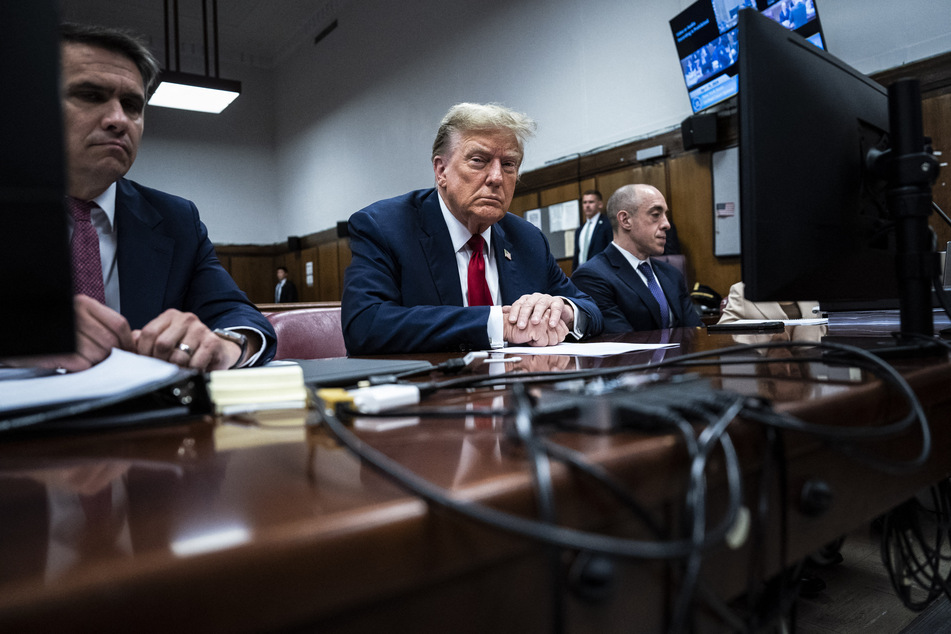 Former US President Donald Trump (c.) attends the first day of his trial for allegedly covering up hush money payments linked to extramarital affairs in New York City on Monday.