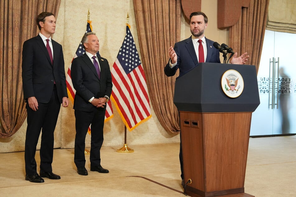 Vice President JD Vance (r.) said the peace negotiations between the US and Iran in Pakistan had ended without a deal.