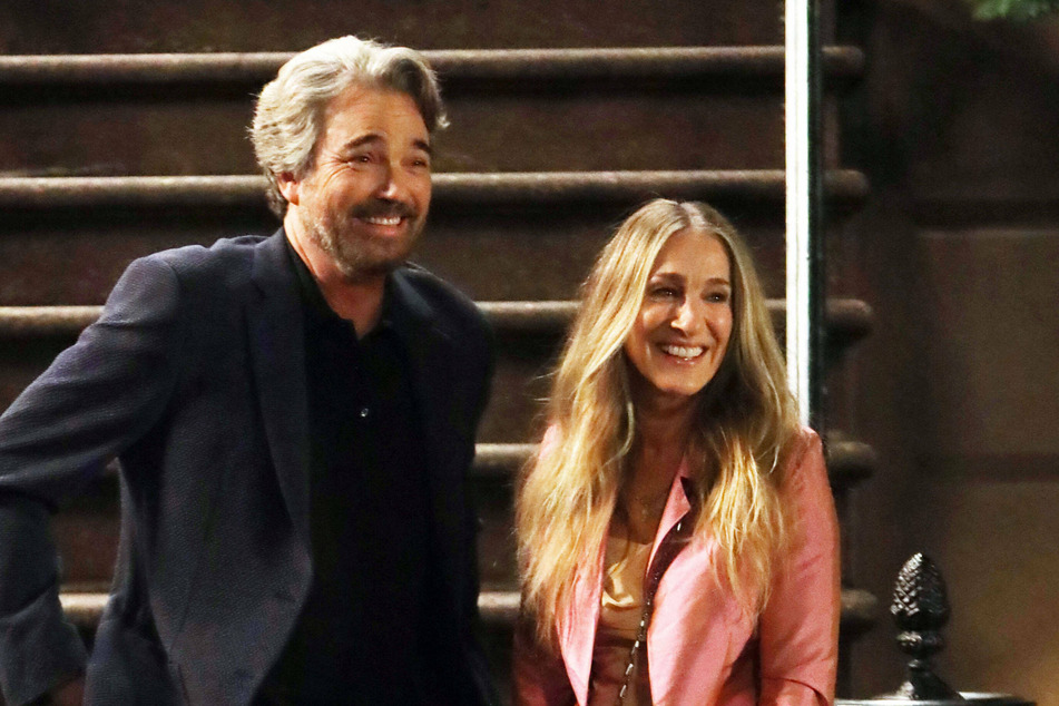 Sarah Jessica Parker (r.) and Jon Tenney on the set of HBO Max series And Just Like That.