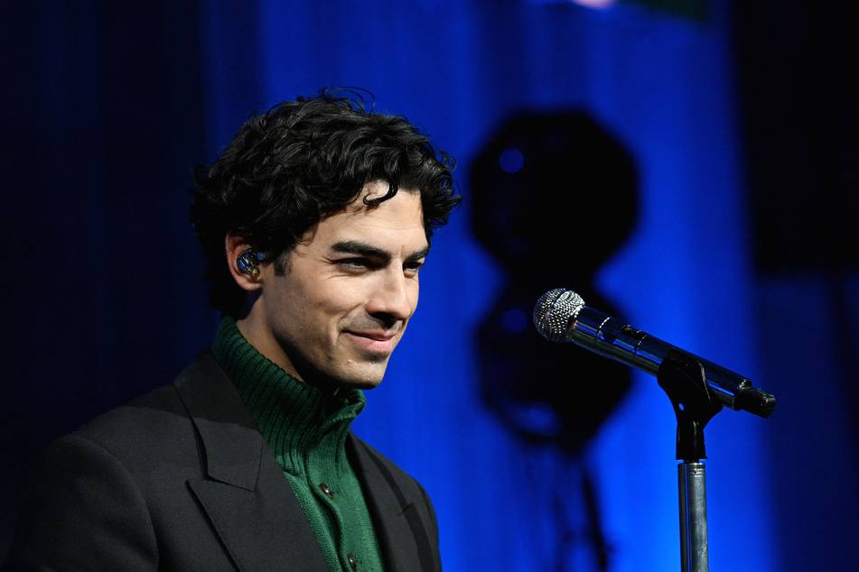 Over the past few days, a video of singer Joe Jonas has gone viral. In it, the poor dude simply cannot seem to manage parallel parking!