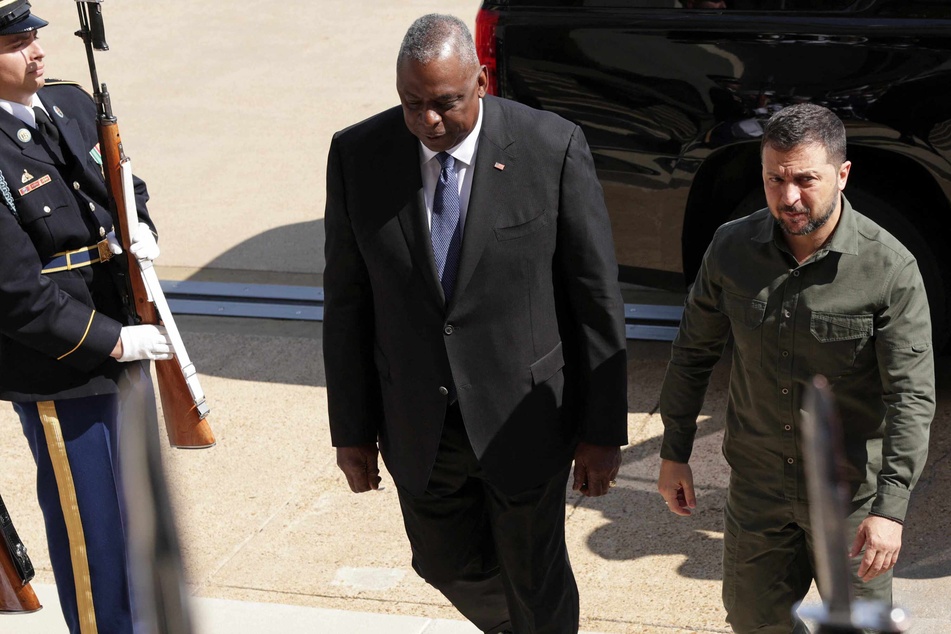 US Defense Secretary Lloyd Austin (l.) welcomed Ukrainian President Volodymyr Zelensky at the Pentagon on Thursday.
