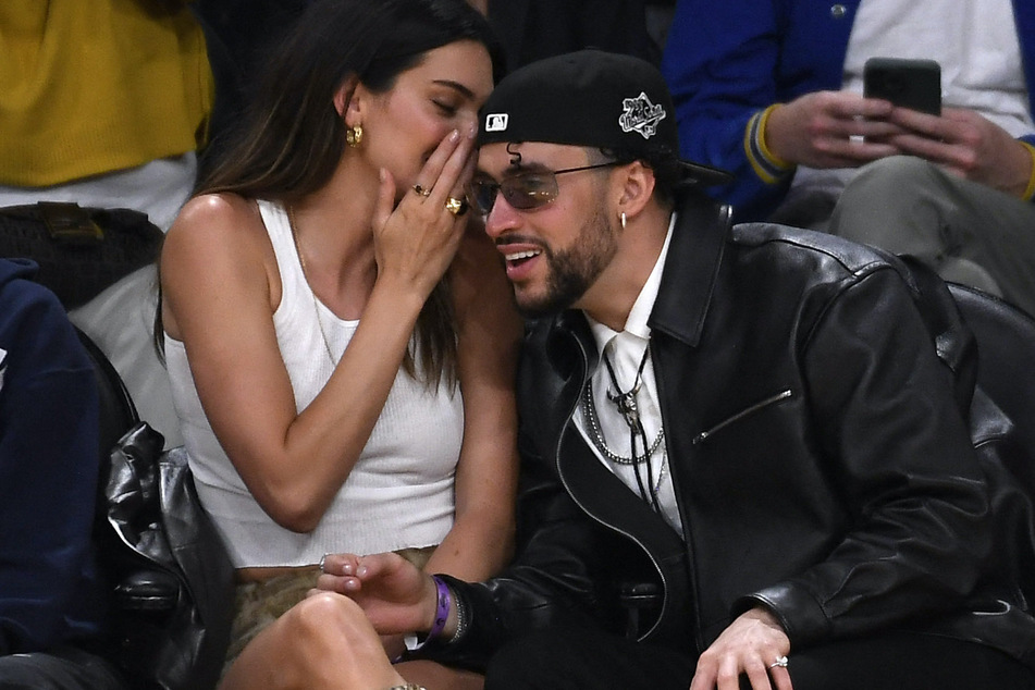 Kendall Jenner and Bad Bunny (r.) could barely keep their eyes off each other during their dinner in Puerto Rico.