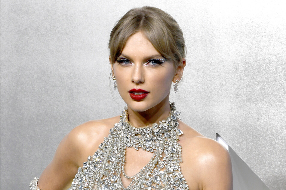 Taylor Swift has released five playlists sorting her past music into stages of heartbreak –seemingly spilling some major details about her personal life in the process.