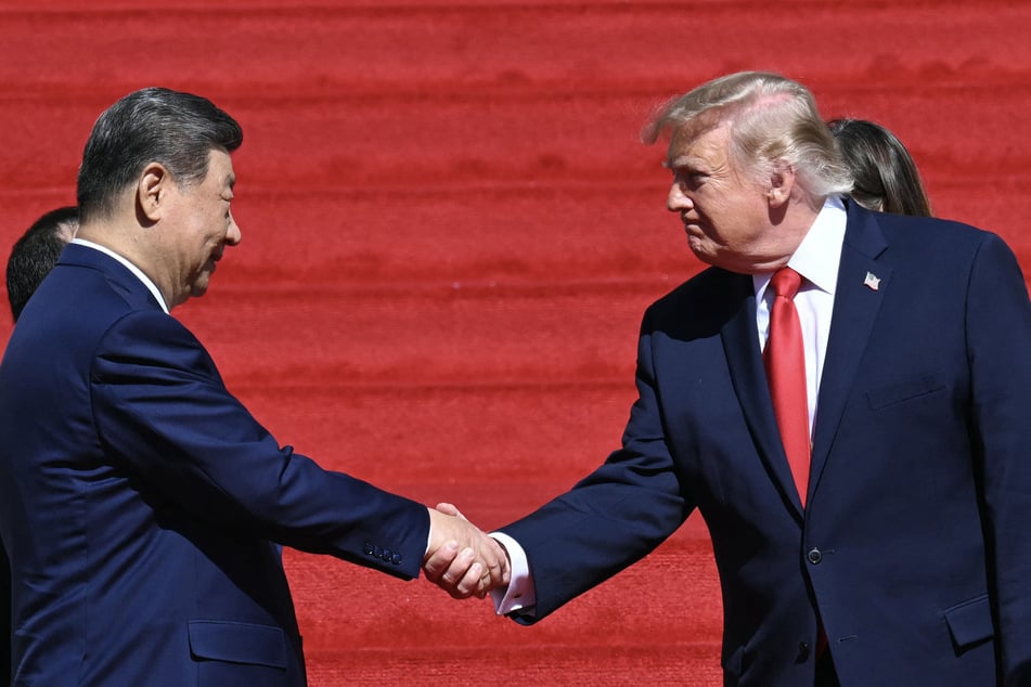 Donald Trump (r.) shakes hands with China's President Xi Jinping (l.) after a visit to the National Archives on September 25, 2026. Trump reportedly offered to sell Beijing weapons during Xi's Washington visit.