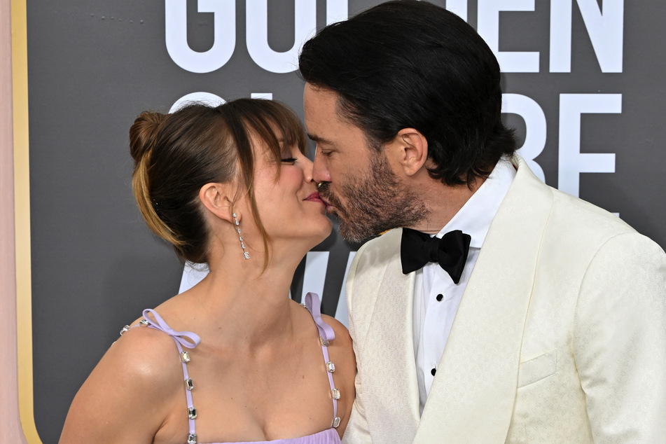 Kaley Cuoco (l.) and Tommy Pelphrey on the Golden Globes red carpet earlier this year with their baby bump.