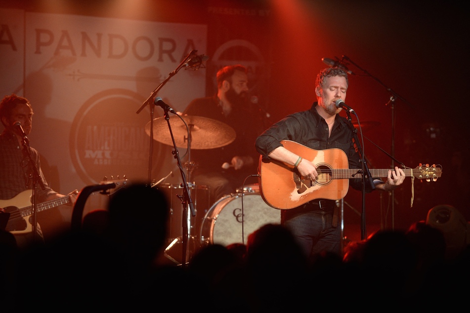 Irish musician and actor Glen Hansard tragically died in a motorbike crash on Wednesday.