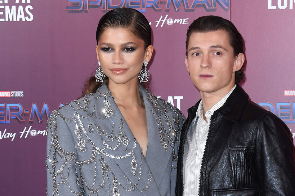 Tom Holland's (r.) dad has officially confirmed his son's engagement to Zendaya – and spilled plenty of details on the swoon-worthy proposal!