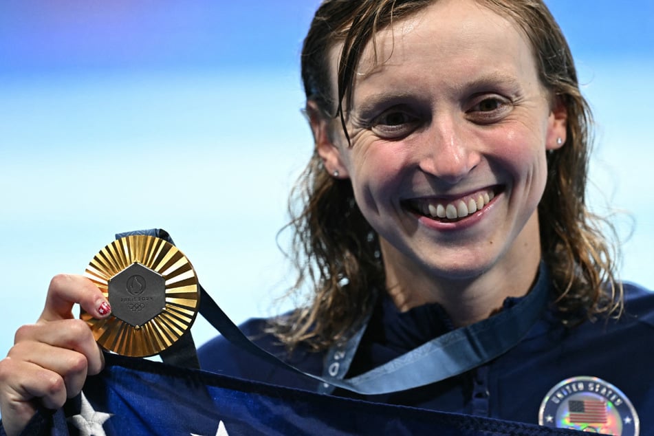 Katie Ledecky powered to a dominant victory in the women's 1500m freestyle Wednesday.