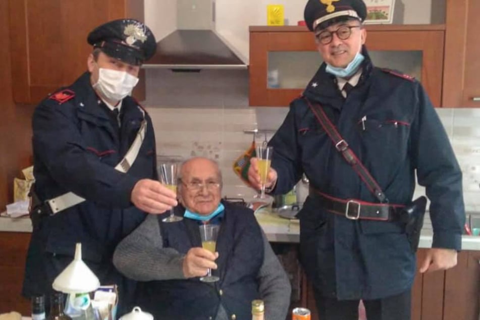 Lonely 94-year-old man calls in cops to keep him company