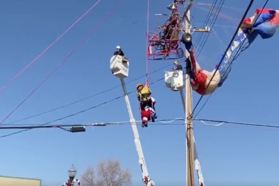 Christmas is saved! Firefighters rescue Santa from his run in with power lines