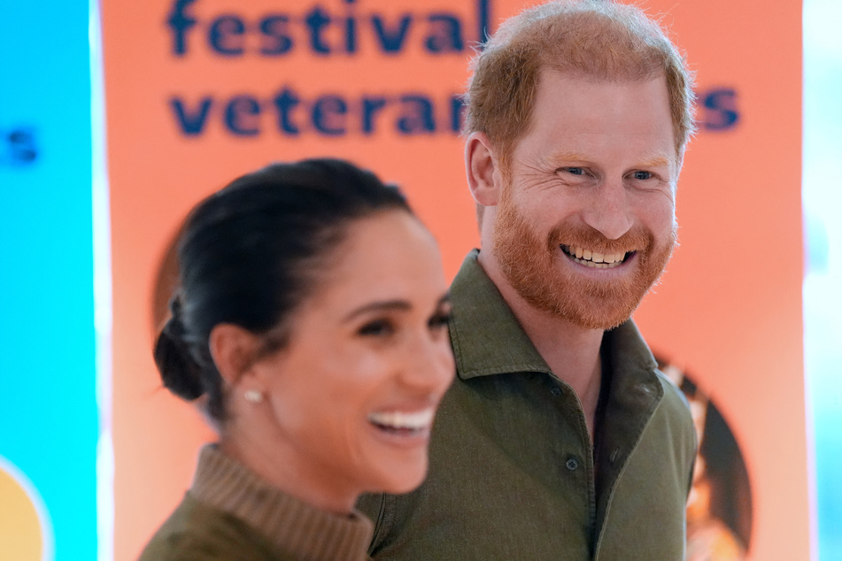Prince Harry (r.) wants to bring his family back to the UK, but the lack of police protection has so far stood in the way.