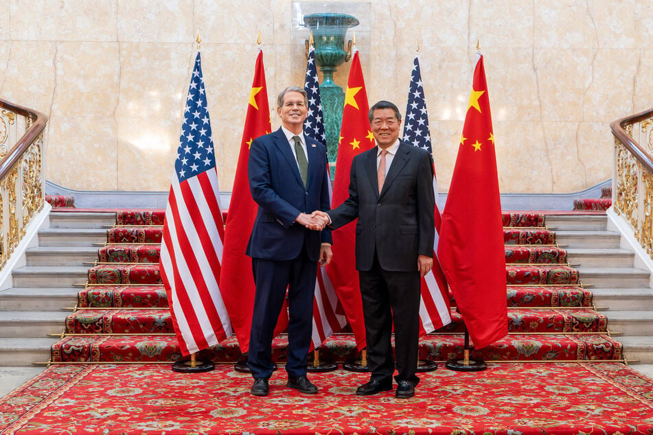 US Treasury Secretary Scott Bessent (l.) is holding trade talks with China's Vice Premier He Lifeng in London.