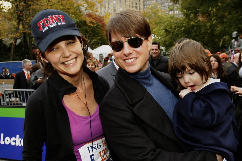 Katie Holmes (l.) and Tom Cruise (c.) pictured in 2007 with the then-one-year-old, Suri (archive photo).