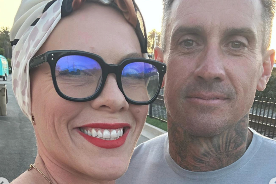 Despite the absence of her husband Carey Hart (r.), Pink still had plenty of optimism as she kicked off the new year.