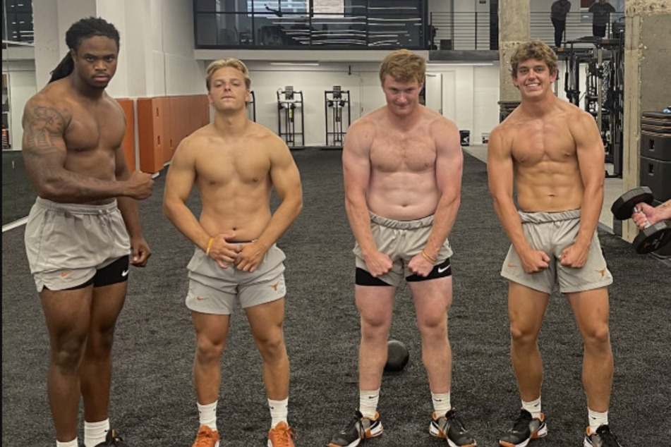 Arch Manning and Maalik Murphy get their flex on in Texas football's quarterback room