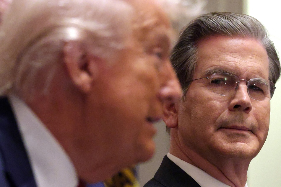 The US will slap 100% tariffs on Canadian imports, should Ottawa finalize a new trade deal with China, US Treasury Secretary Scott Bessent (r) said Sunday, amplifying a similar threat from President Donald Trump (l) a day earlier.