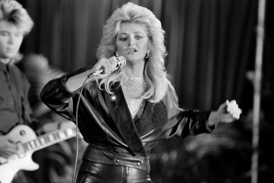 British musician Bonnie Tyler sings at the Maison de la Chimie in Paris on December 17, 1984.