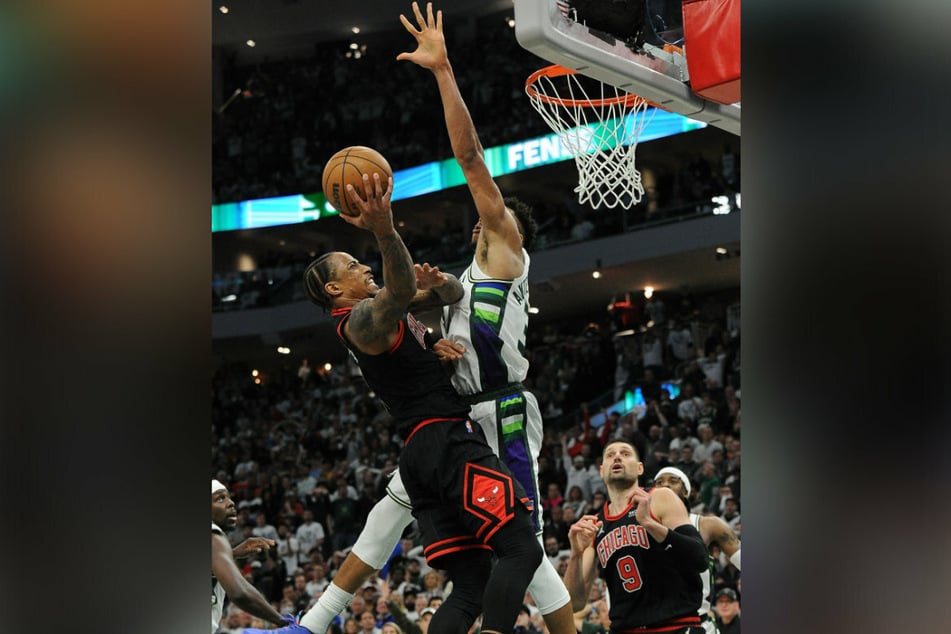 DeMar DeRozan goes up against Giannis Antetokounmpo in the Bulls' win over the Bucks.