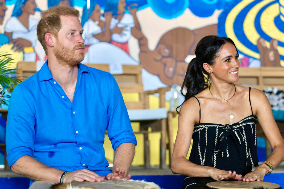 Harry, his wife Meghan Markle (r.), and their two children lost police protection after they left England in 2020 and stepped down from their roles as working members of the British royal family.