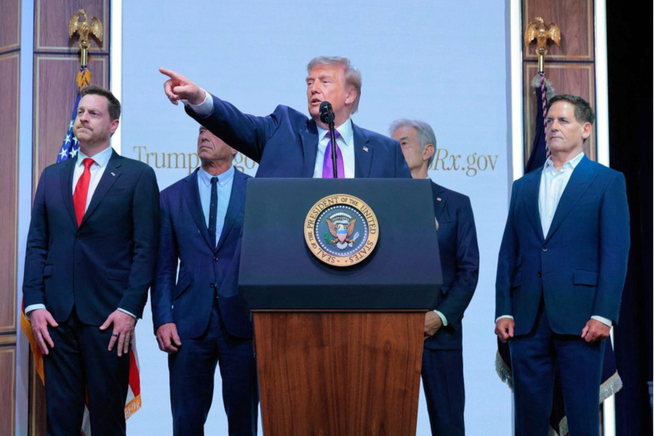During a press conference on Monday, Donald Trump (c.) mocked Mark Cuban (r.) over his past support for the politician's Democratic opposition.