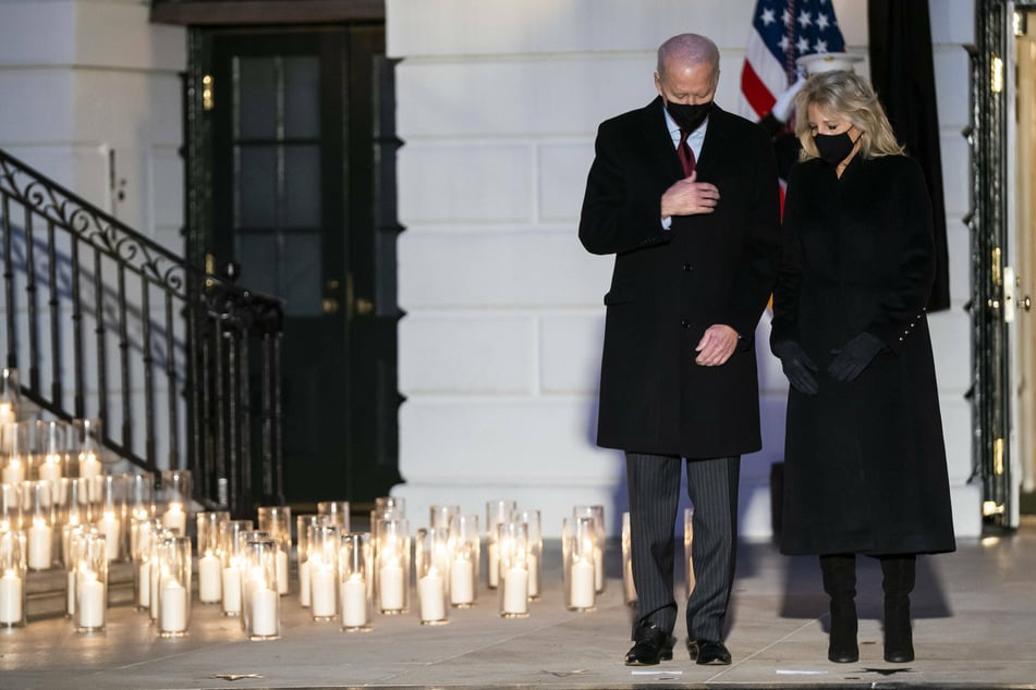 Biden warns against Covid complacency in ceremony for 500,000 dead