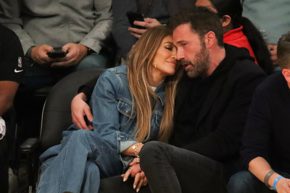 Jennifer Lopez and Ben Affleck snuggled up while watching a basketball game.