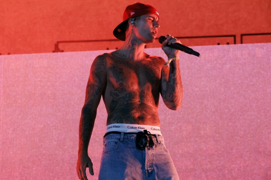 Justin Bieber unveils his dazzling new diamond smile!