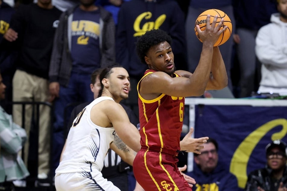 While Bronny James (r.) has declared for the NBA Draft, he still opted to keep a college career a possibility for next season.