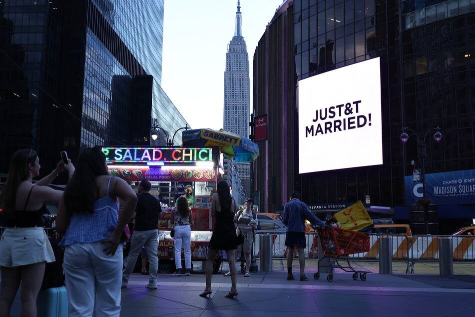 Taylor Swift fans pay for garbage collected from outside wedding