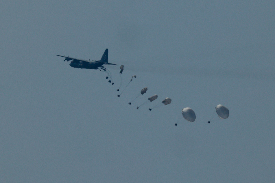 Airdrops of food, while being dangerous to people, are insufficient to arrest the progress of famine, the IPC warned.